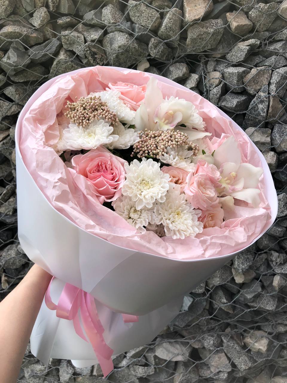 Нежный букет с розами и белыми цветами ко Дню матери